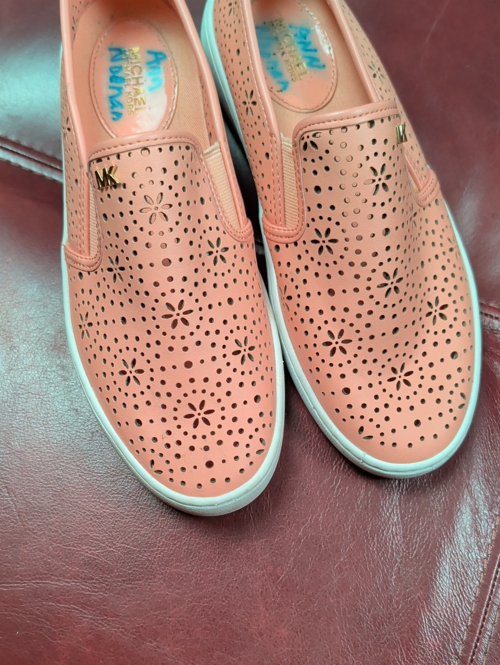 Michael Kors Coral Perforated Slip-On Shows Size 6 - Picture 2 of 13